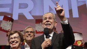 Vítěz rakouských prezidentských voleb Alexander Van der Bellen s manželkou Doris Schmidauerovou