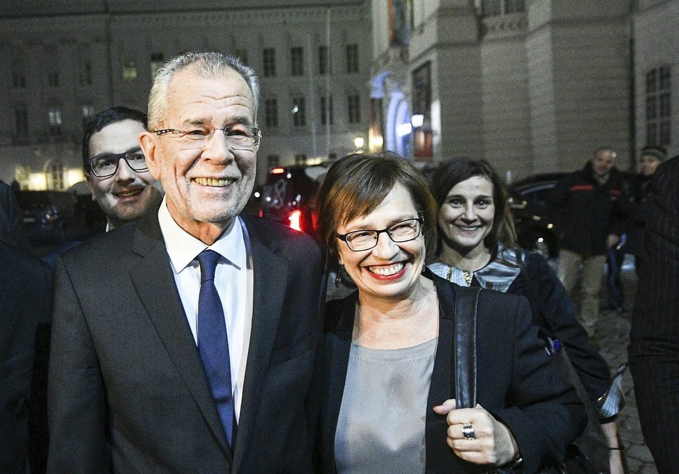 Vítěz rakouských prezidentských voleb Alexander Van der Bellen s manželkou Doris Schmidauerovou