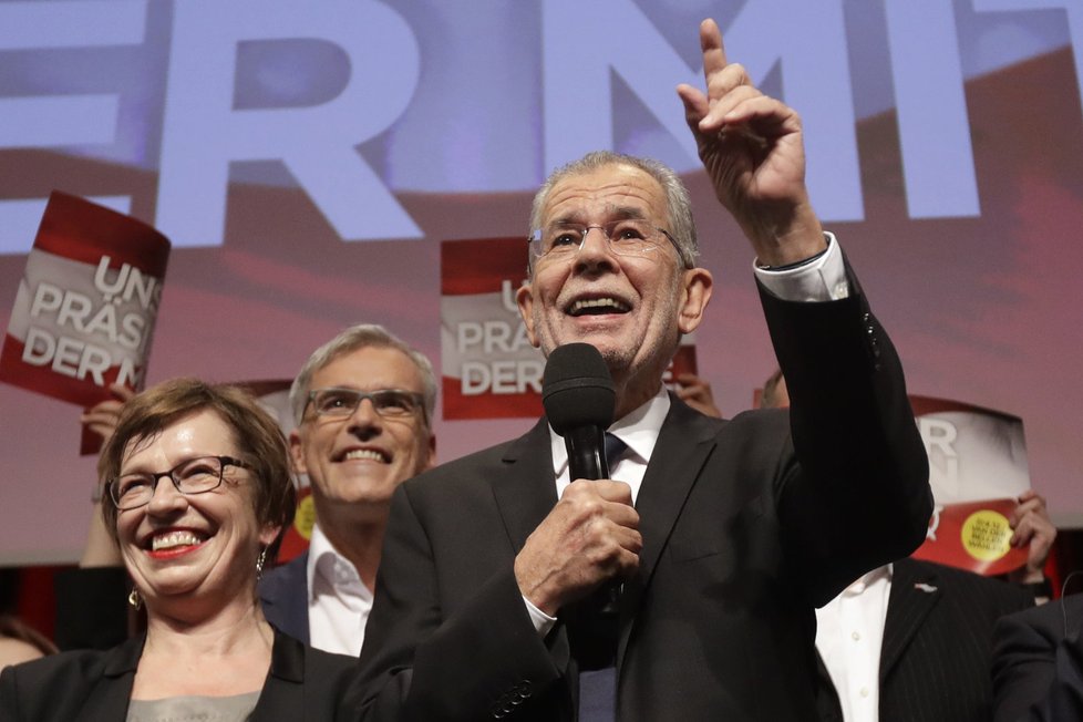 Rakouský prezident Alexander Van der Bellen s manželkou Doris Schmidauerovou