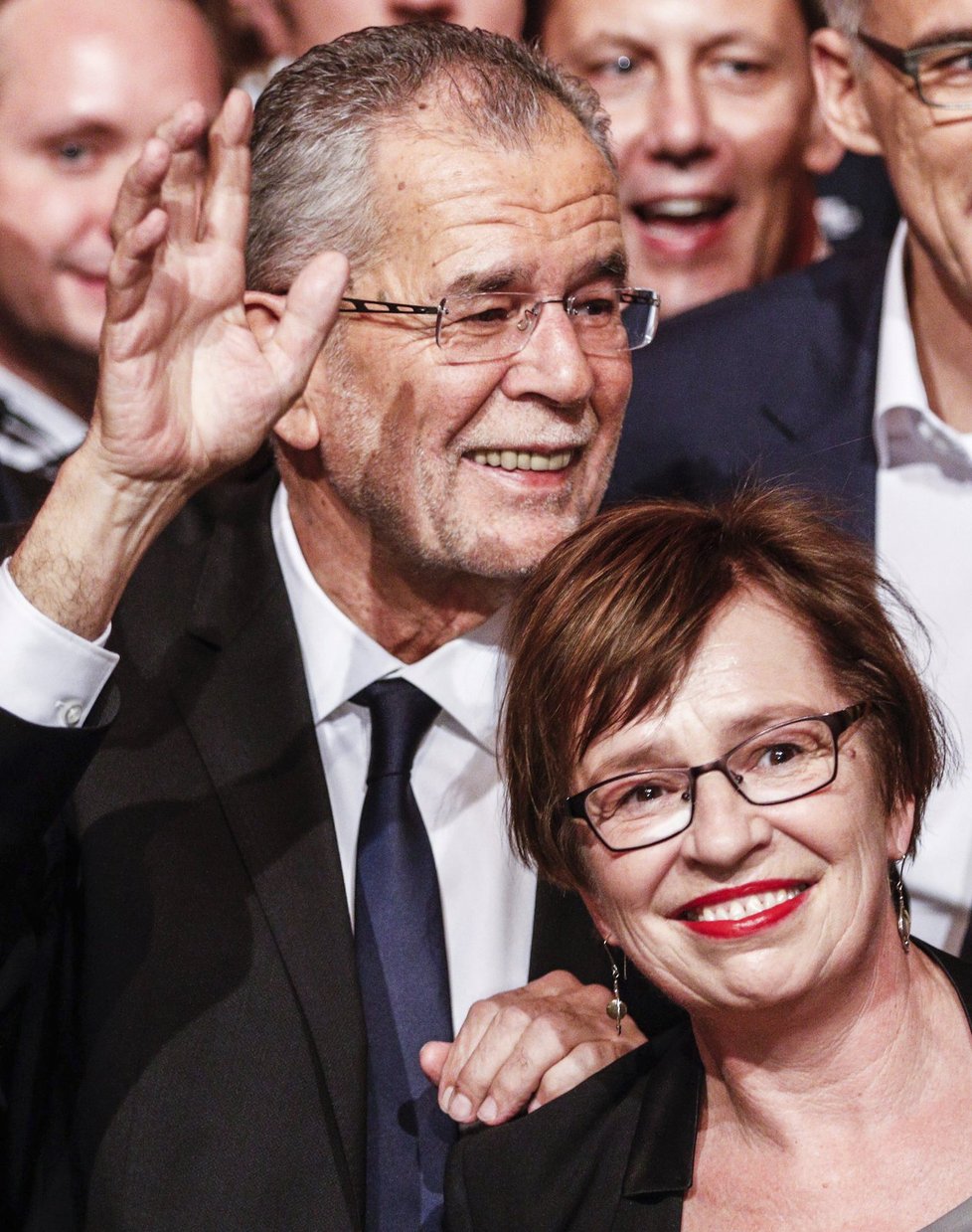 Vítěz rakouských prezidentských voleb Alexander Van der Bellen s manželkou Doris Schmidauerovou