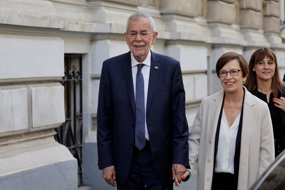Prezidentské volby v Rakousku: Van der Bellen s manželkou Doris Schmidauerovou (9.10.2022)