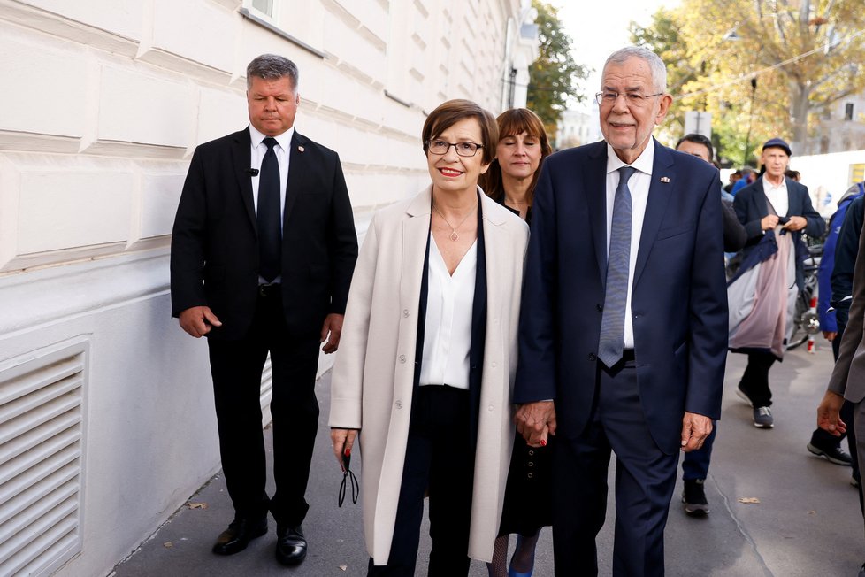 Prezidentské volby v Rakousku: Van der Bellen s manželkou Doris Schmidauerovou (9.10.2022)