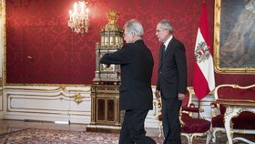 Dosluhující rakouský prezident Heinz Fischer přijal v Hofburgu vítěze voleb Alexandera Van der Bellena.