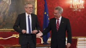 Dosluhující rakouský prezident Heinz Fischer přijal v Hofburgu vítěze voleb Alexandera Van der Bellena.