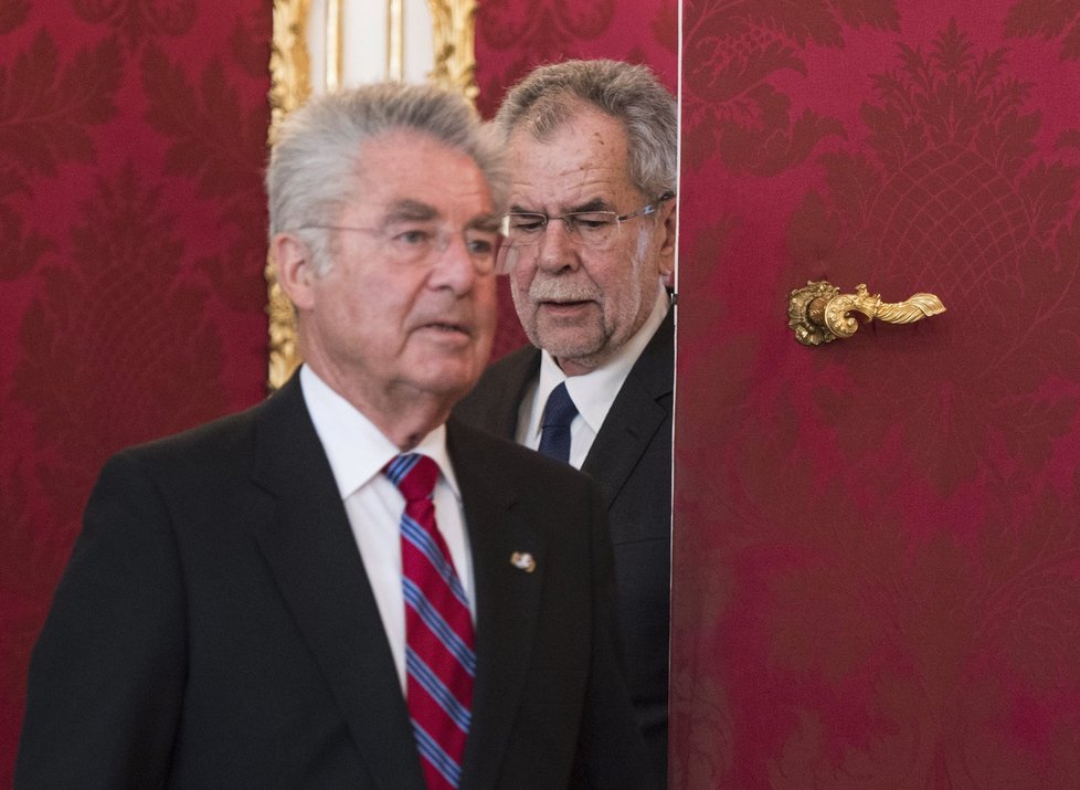 Dosluhující rakouský prezident Heinz Fischer přijal v Hofburgu vítěze voleb Alexandera Van der Bellena