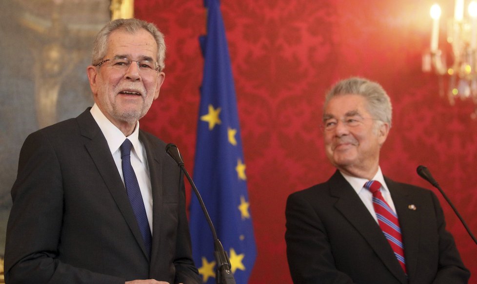 Dosluhující rakouský prezident Heinz Fischer přijal v Hofburgu vítěze voleb Alexandera Van der Bellena.