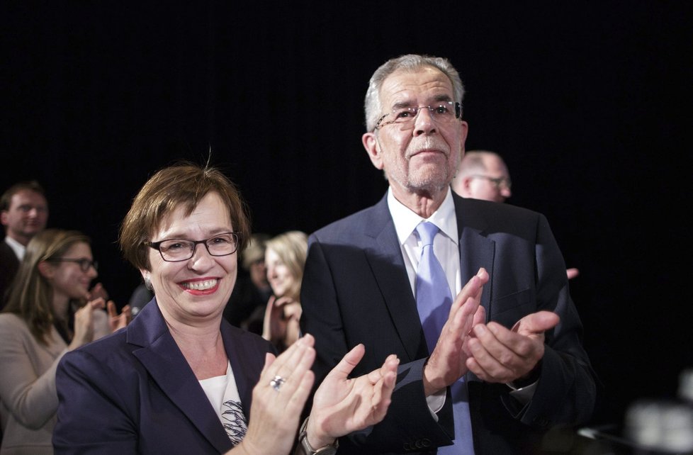 Alexander Van der Bellen, prezidentský kandidát rakouských Zelených, s manželkou Doris Schimdauer