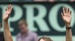 Německý tenista slaví výhru nad Rogerem Federem