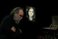 „Putinův mozek“ Dugin se loučil s dcerou u otevřené rakve. Ukrajina odmítla vinu za atentát