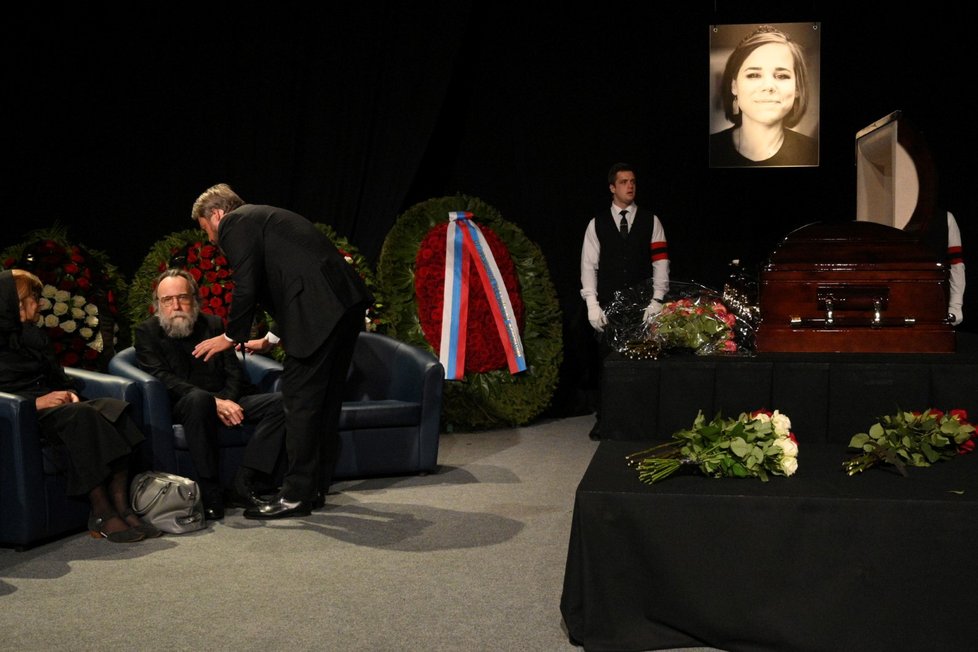 Alexandr Dugin na pietním obřadu za dceru Darju