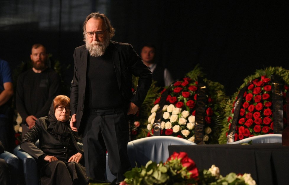 Alexandr Dugin na pietním obřadu za dceru Darju.