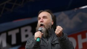 „Putinův mozek“ Dugin podal trestní oznámení na Černochovou. Záda mu kryje exsenátor za ČSSD