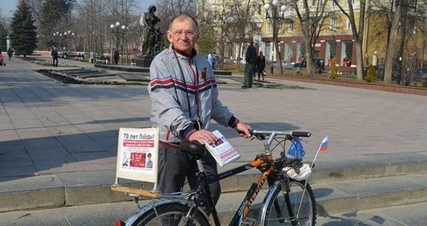 Rus chtěl uctít vítězství v druhé světové válce cestou na kole: Srazil ho kamion!