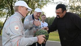 Steven Seagal navštívil diktátora. Prezident Lukašenko mu dal melouny a mrkev