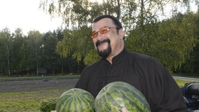 Steven Seagal navštívil Bělorusko: Od Lukašenka dostal melouny a mrkvičku.