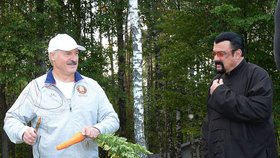 Steven Seagal navštívil Bělorusko: Od Lukašenka dostal melouny a mrkvičku.