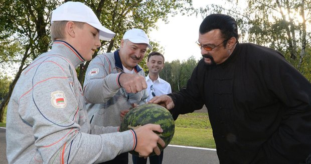 Steven Seagal navštívil diktátora. Prezident Lukašenko mu dal melouny a mrkev