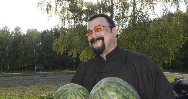 Steven Seagal navštívil Bělorusko: Od Lukašenka dostal melouny a mrkvičku.