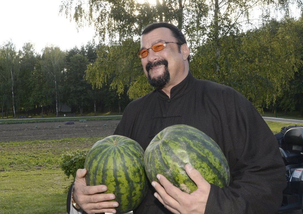 Steven Seagal navštívil Bělorusko: Od Lukašenka dostal melouny a mrkvičku