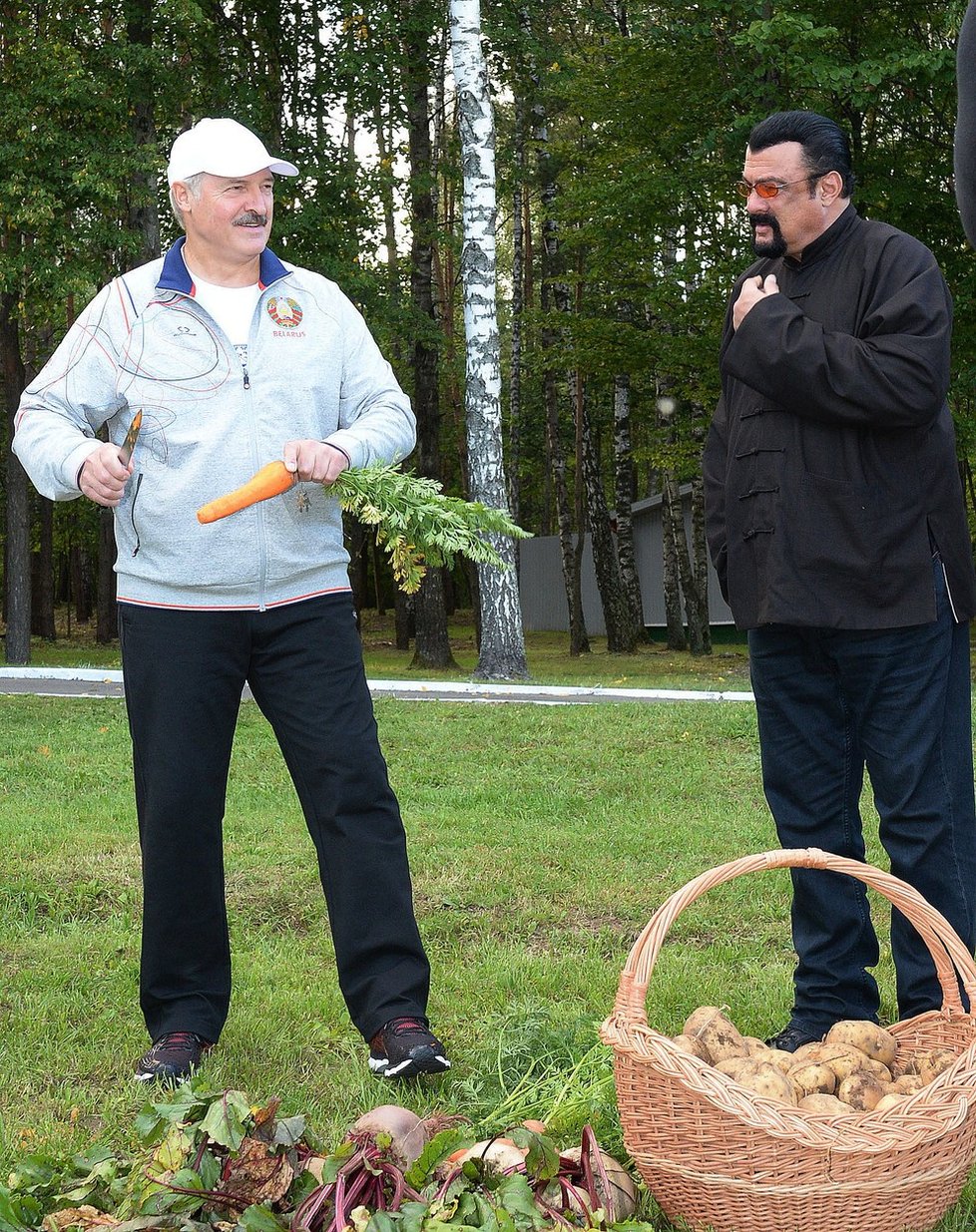 Steven Seagal navštívil Bělorusko: Od Lukašenka dostal melouny a mrkvičku.