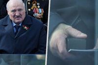 Obvázaná ruka, údajná sanitka a předčasný odjezd: Lukašenka v Moskvě zřejmě trápilo zdraví