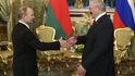 Alexandr Lukašenko se zdraví s Putinem