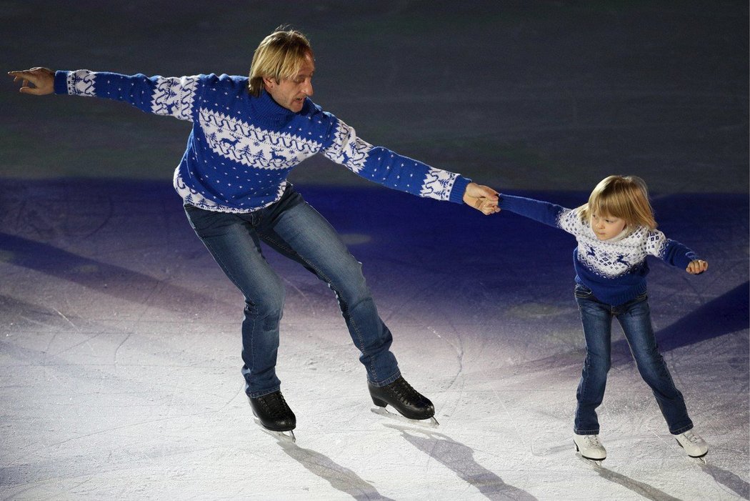 Alexandr Pljuščenko na ledě s tátou