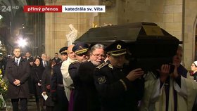 Pohřeb kardinála Dominika Duky (†82): Poslední cesta a hrob v katedrále. Rakev nesl i Alexandr Vondra (15.11.2025)
