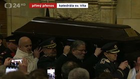 Pohřeb kardinála Dominika Duky (†82): Poslední cesta a hrob v katedrále. Rakev nesl i Alexandr Vondra (15.11.2025)