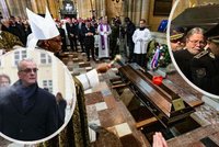 Silné momenty pohřbu Duky: Vondra s rakví a Kalouskův úžas. A co podaná ruka s Babišem?