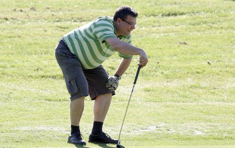 Udýchaný ministr při golfu.