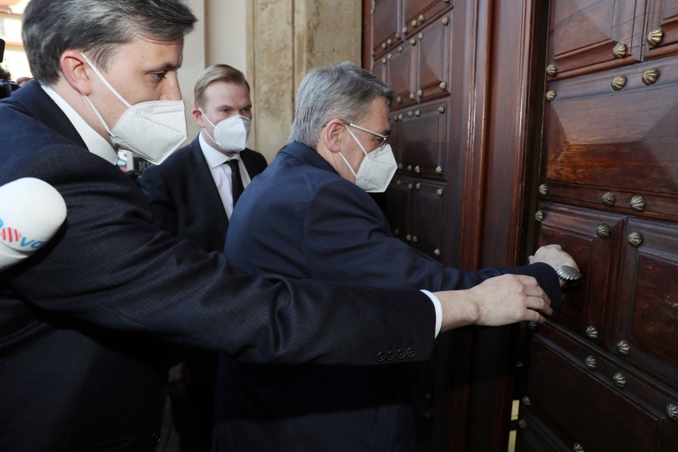 Ruský velvyslanec v Česku Alexandr Zmejevský při příjezdu do Černínského paláce