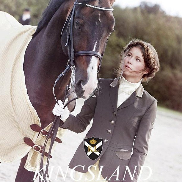 Alexandra Andresen v reklamě na jezdecké oblečení.