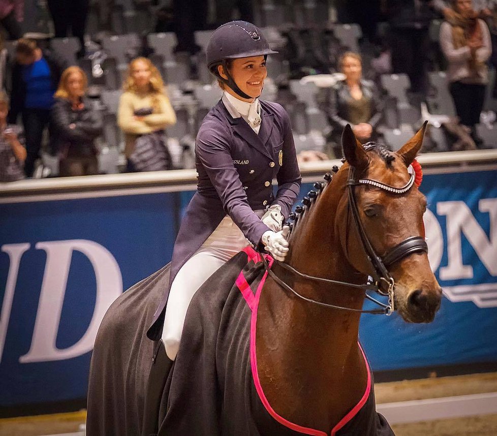 Alexandra Andresen je juniorskou šampionkou v jízdě na koni.