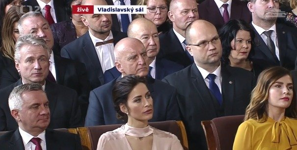 Alexandra Mynářová, manželka šéfa kanceláře prezidenta Zemana, na rozdíl od většiny dam zvolila šaty v barvě světlého pudru. Dekolt zvýraznil vnady, dlouhé rukávy a zvonová sukně  k lýtku přispěly k náležité cudnosti.