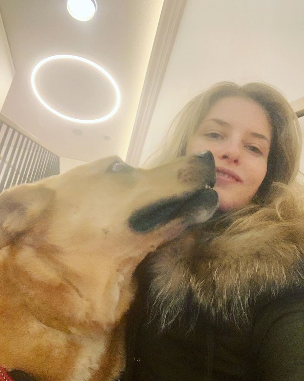 Modelku Alexandru (33) pokousal pes, kterého zachránila z útulku: Stačilo málo a přišla o oko!