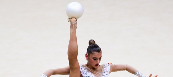 Moderní gymnastka Alexandra Soldatovová s míčem