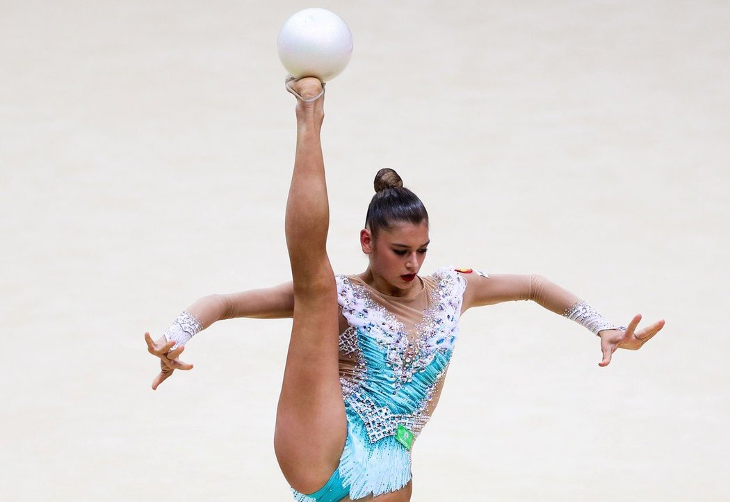Moderní gymnastka Alexandra Soldatovová s míčem