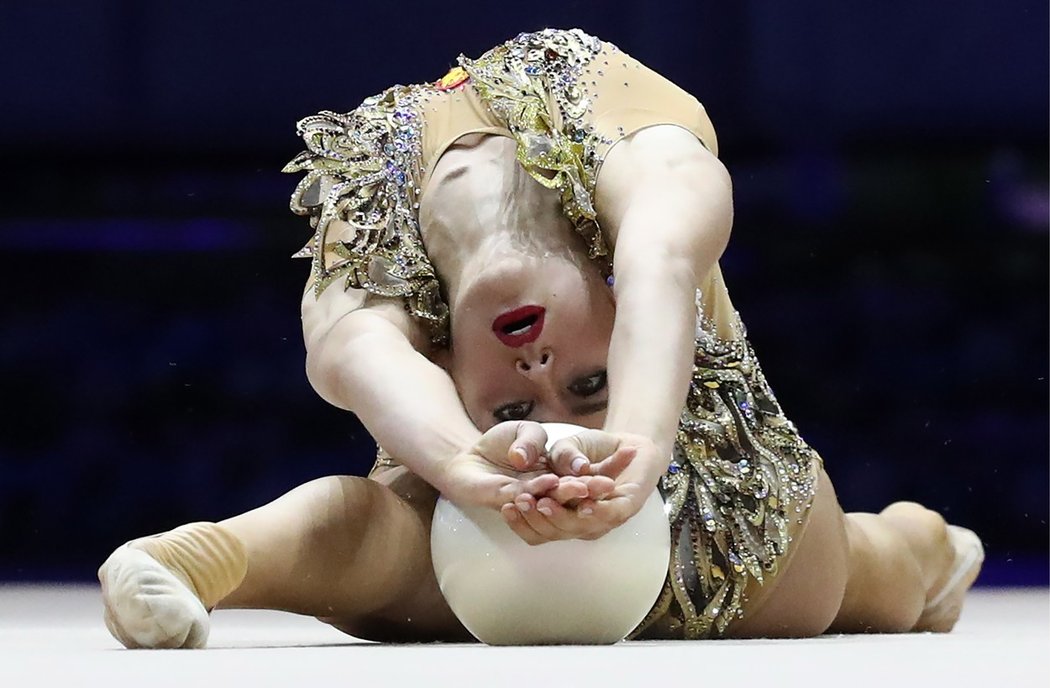 Krásná ruská moderní gymnastka Alexandra Soldatovová