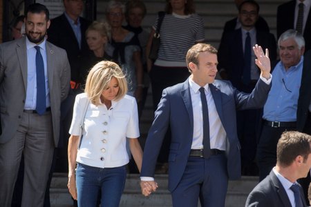 Prezident Francie Emmanuel Macron, jeho žena Brigitte Macronová a (vlevo) Alexandre Benalla, Macronův osobní strážce. (foto z 11. června 2017)
