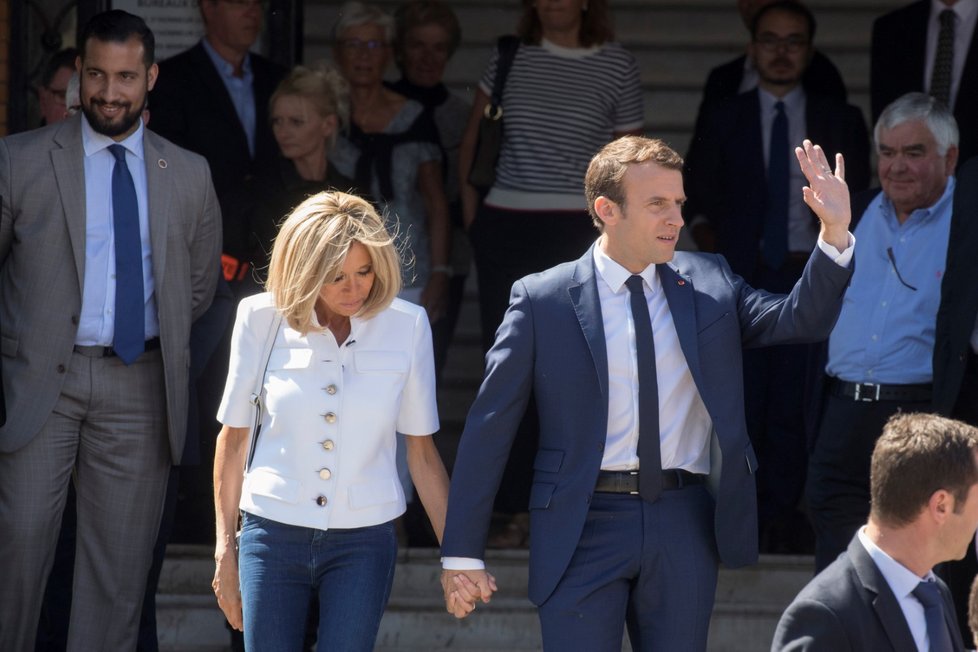 Prezident Francie Emmanuel Macron, jeho žena Brigitte Macronová a (vlevo) Alexandre Benalla, Macronův někdejší osobní strážce. (foto z 11. června 2017)