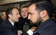 Prezident Francie Emmanuel Macron se svým bývalým bodyguardem Alexandre Benallou na 55. Mezinárodní zemědělské výstavě v Paříži.