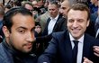 Emmanuel Macron a Alexandre Benalla (foto z 5. května 2017)