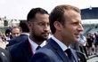 Prezident Francie Emmanuel Macron a jeho bodyguard Alexandre Benalla při oslavách Dne Bastilly v Paříži.