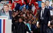 Emmanuel Macron vstupuje na podium po vítězství v prezidentských volbách. V pozadí je vidět jeho osobní strážce Alexandre Benalla.