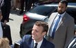 Emmanuel Macron se vítá s příznivci. V pozadí Alexandre Benalla, prezidentův osobní strážce (foto z 11. června 2017)