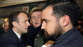 Prezident Francie Emmanuel Macron se svým bývalým bodyguardem Alexandre Benallou na 55. Mezinárodní zemědělské výstavě v Paříži.