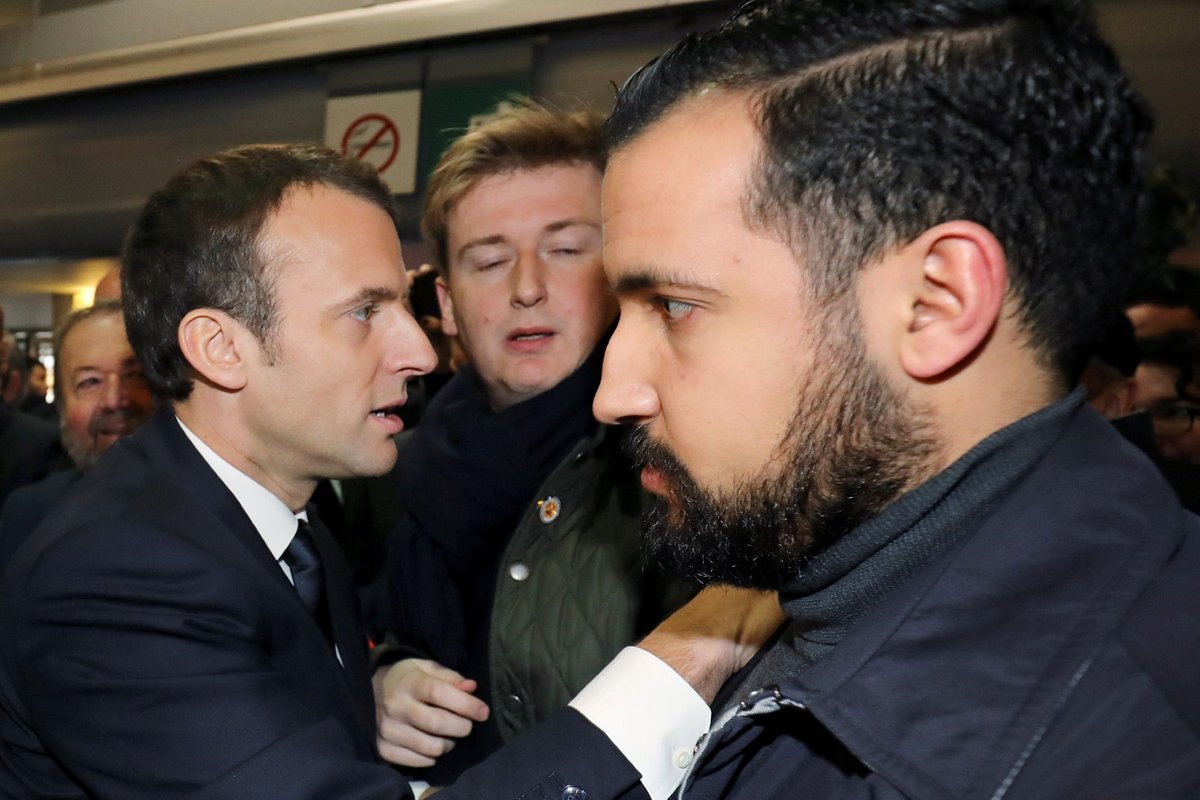 Prezident Francie Emmanuel Macron se svým bývalým bodyguardem Alexandre Benallou na 55. Mezinárodní zemědělské výstavě v Paříži.