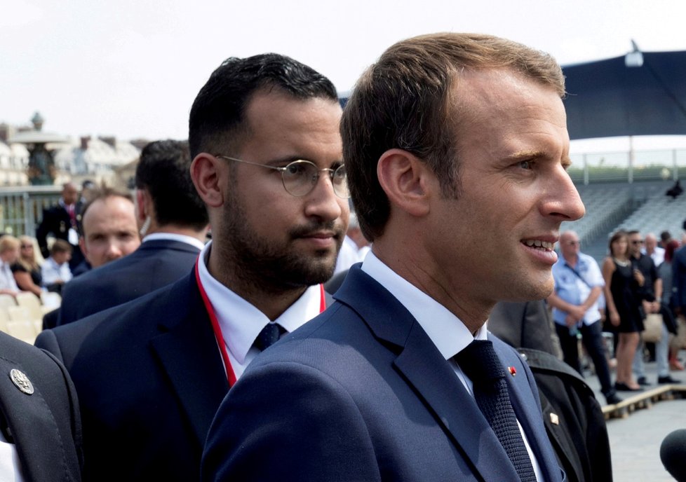 Prezident Francie Emmanuel Macron a jeho bodyguard Alexandre Benalla při oslavách Dne Bastilly v Paříži.