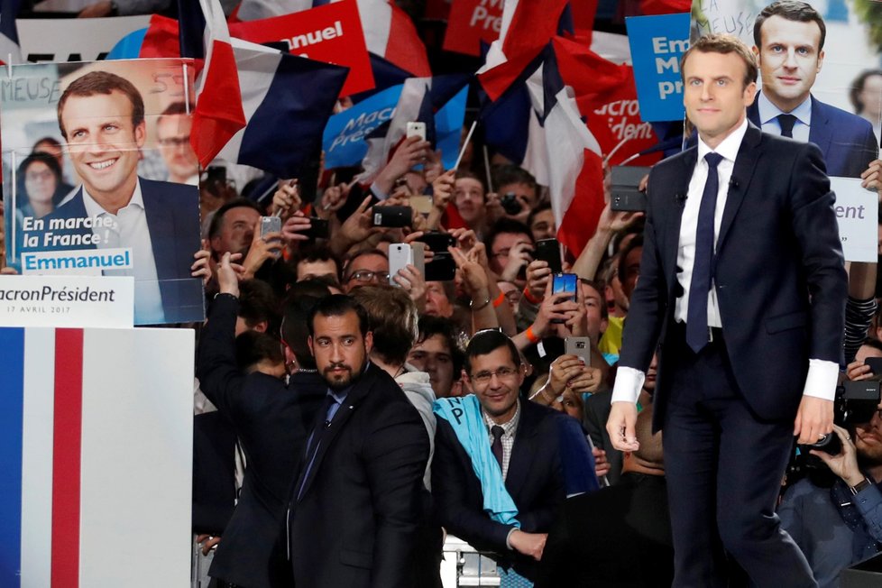 Emmanuel Macron vstupuje na pódium po vítězství v prezidentských volbách. V pozadí je vidět jeho osobní strážce Alexandre Benalla.